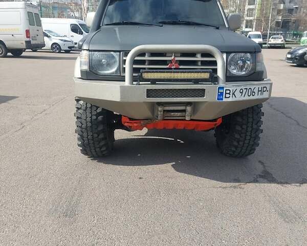Сірий Міцубісі Паджеро, об'ємом двигуна 3.5 л та пробігом 323 тис. км за 9999 $, фото 16 на Automoto.ua