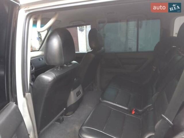 Серый Мицубиси Паджеро, объемом двигателя 3.5 л и пробегом 253 тыс. км за 7500 $, фото 2 на Automoto.ua