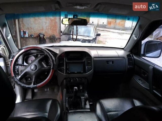 Серый Мицубиси Паджеро, объемом двигателя 3.5 л и пробегом 253 тыс. км за 7500 $, фото 4 на Automoto.ua