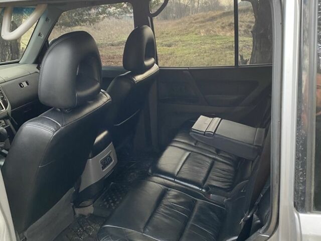 Сірий Міцубісі Паджеро, об'ємом двигуна 3.5 л та пробігом 330 тис. км за 4400 $, фото 7 на Automoto.ua