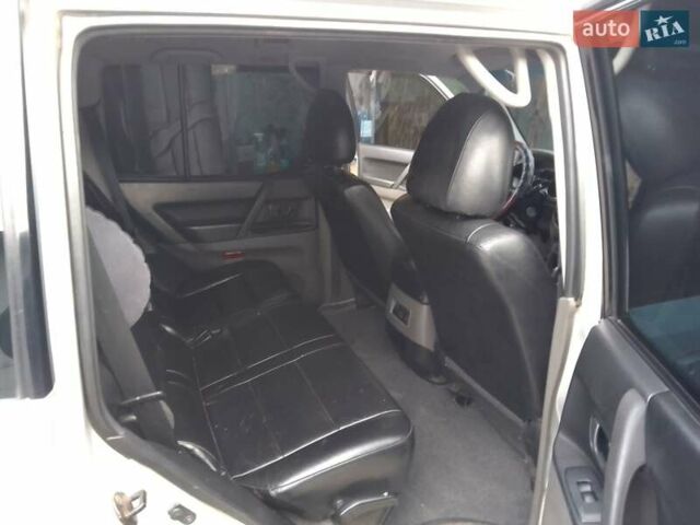 Серый Мицубиси Паджеро, объемом двигателя 3.5 л и пробегом 253 тыс. км за 7500 $, фото 3 на Automoto.ua