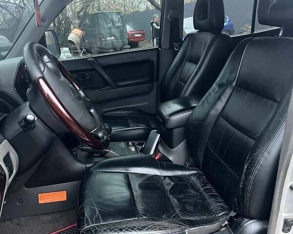 Сірий Міцубісі Паджеро, об'ємом двигуна 3.5 л та пробігом 318 тис. км за 5999 $, фото 3 на Automoto.ua