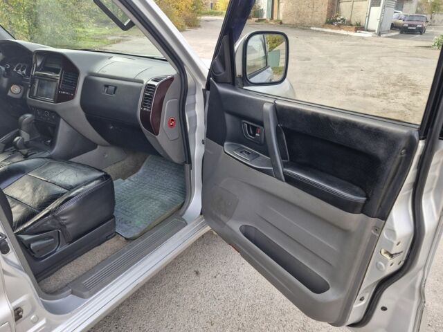 Сірий Міцубісі Паджеро, об'ємом двигуна 3.5 л та пробігом 262 тис. км за 6000 $, фото 17 на Automoto.ua