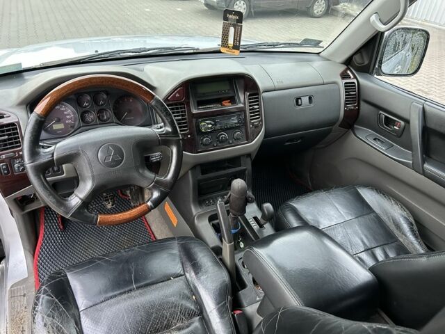 Сірий Міцубісі Паджеро, об'ємом двигуна 3.2 л та пробігом 400 тис. км за 3850 $, фото 10 на Automoto.ua