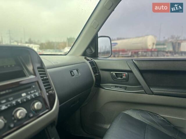 Серый Мицубиси Паджеро, объемом двигателя 3.5 л и пробегом 299 тыс. км за 6700 $, фото 55 на Automoto.ua