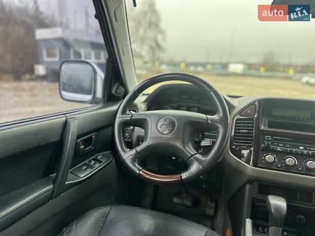 Серый Мицубиси Паджеро, объемом двигателя 3.5 л и пробегом 299 тыс. км за 6700 $, фото 57 на Automoto.ua