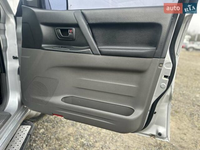 Серый Мицубиси Паджеро, объемом двигателя 3.5 л и пробегом 299 тыс. км за 6700 $, фото 25 на Automoto.ua