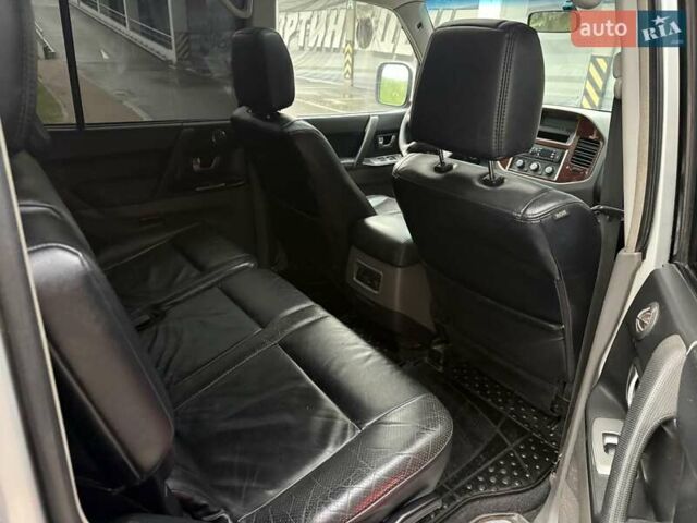 Серый Мицубиси Паджеро, объемом двигателя 3.5 л и пробегом 395 тыс. км за 5999 $, фото 43 на Automoto.ua