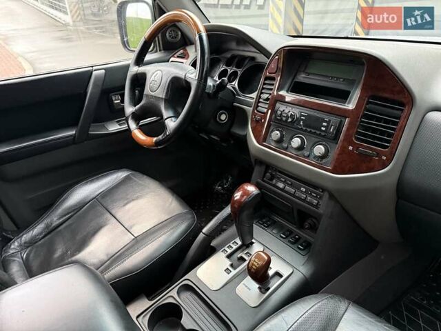 Серый Мицубиси Паджеро, объемом двигателя 3.5 л и пробегом 395 тыс. км за 5999 $, фото 49 на Automoto.ua