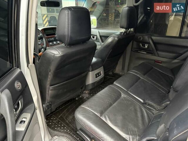 Серый Мицубиси Паджеро, объемом двигателя 3.5 л и пробегом 395 тыс. км за 5999 $, фото 41 на Automoto.ua