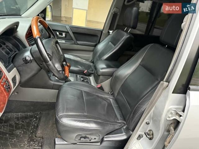 Серый Мицубиси Паджеро, объемом двигателя 3.5 л и пробегом 395 тыс. км за 5999 $, фото 39 на Automoto.ua
