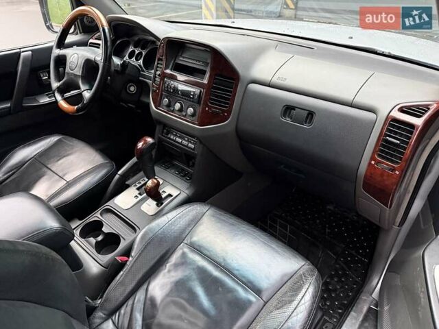 Серый Мицубиси Паджеро, объемом двигателя 3.5 л и пробегом 395 тыс. км за 5999 $, фото 46 на Automoto.ua