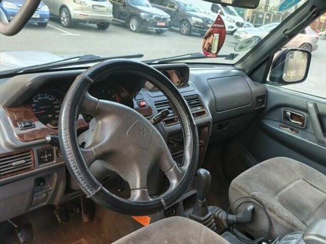 Серый Мицубиси Паджеро, объемом двигателя 3 л и пробегом 389 тыс. км за 3750 $, фото 3 на Automoto.ua