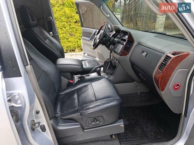 Серый Мицубиси Паджеро, объемом двигателя 3.5 л и пробегом 290 тыс. км за 7500 $, фото 14 на Automoto.ua