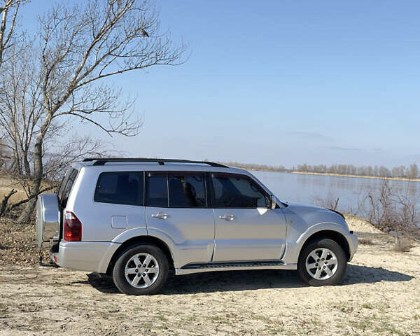 Сірий Міцубісі Паджеро, об'ємом двигуна 3.5 л та пробігом 200 тис. км за 7350 $, фото 1 на Automoto.ua