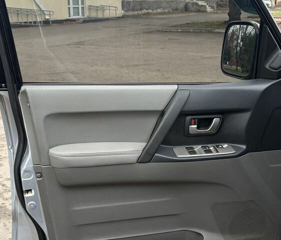 Серый Мицубиси Паджеро, объемом двигателя 3 л и пробегом 300 тыс. км за 5500 $, фото 10 на Automoto.ua