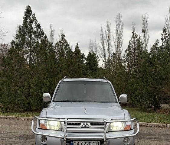 Серый Мицубиси Паджеро, объемом двигателя 3 л и пробегом 300 тыс. км за 5500 $, фото 1 на Automoto.ua