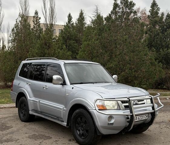 Серый Мицубиси Паджеро, объемом двигателя 3 л и пробегом 300 тыс. км за 5500 $, фото 2 на Automoto.ua