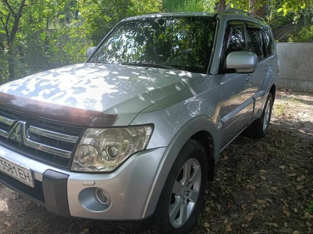 Серый Мицубиси Паджеро, объемом двигателя 3.8 л и пробегом 320 тыс. км за 9700 $, фото 1 на Automoto.ua
