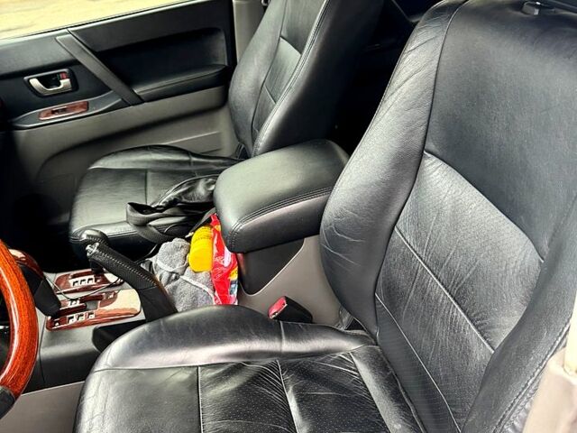 Серый Мицубиси Паджеро, объемом двигателя 3.5 л и пробегом 214 тыс. км за 6800 $, фото 4 на Automoto.ua