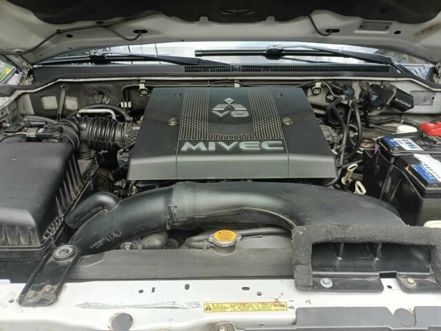 Серый Мицубиси Паджеро, объемом двигателя 3.8 л и пробегом 320 тыс. км за 9700 $, фото 6 на Automoto.ua