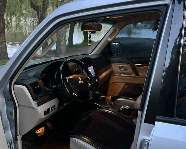 Сірий Міцубісі Паджеро, об'ємом двигуна 3 л та пробігом 237 тис. км за 10500 $, фото 5 на Automoto.ua