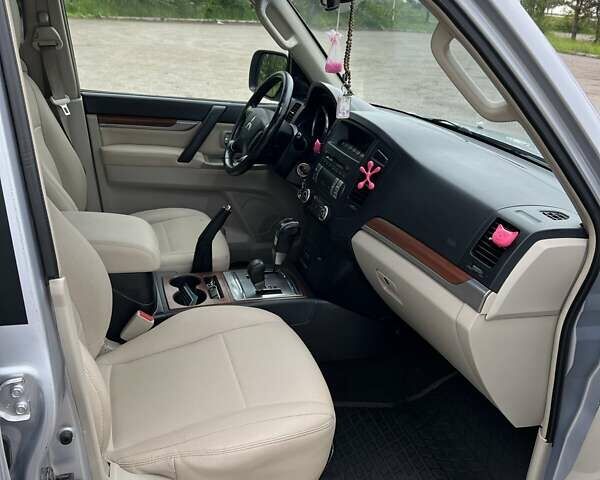 Сірий Міцубісі Паджеро, об'ємом двигуна 2.97 л та пробігом 187 тис. км за 10500 $, фото 9 на Automoto.ua