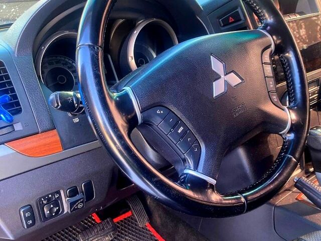 Сірий Міцубісі Паджеро, об'ємом двигуна 3.8 л та пробігом 220 тис. км за 10500 $, фото 2 на Automoto.ua