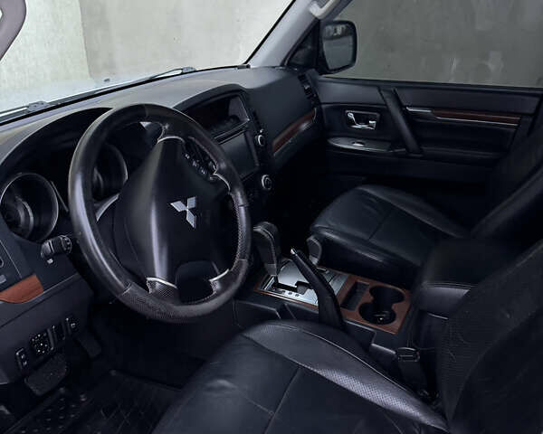 Серый Мицубиси Паджеро, объемом двигателя 3.2 л и пробегом 253 тыс. км за 12500 $, фото 12 на Automoto.ua