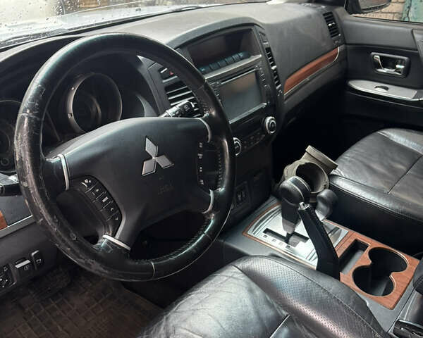 Серый Мицубиси Паджеро, объемом двигателя 3.8 л и пробегом 275 тыс. км за 5500 $, фото 4 на Automoto.ua
