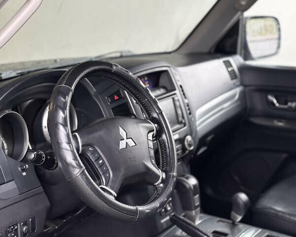 Сірий Міцубісі Паджеро, об'ємом двигуна 3.2 л та пробігом 235 тис. км за 10950 $, фото 8 на Automoto.ua