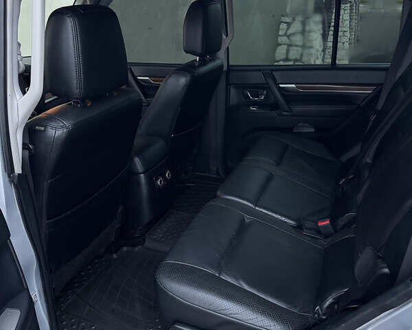 Серый Мицубиси Паджеро, объемом двигателя 3.2 л и пробегом 253 тыс. км за 12500 $, фото 13 на Automoto.ua