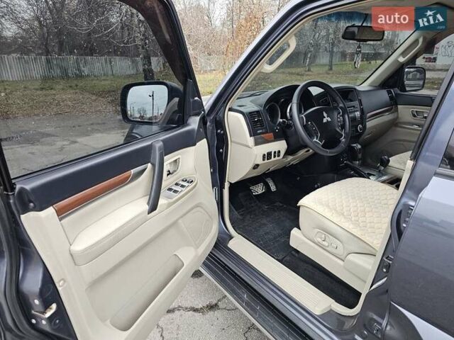 Сірий Міцубісі Паджеро, об'ємом двигуна 3 л та пробігом 187 тис. км за 11777 $, фото 43 на Automoto.ua