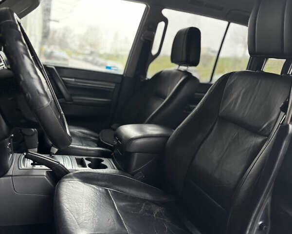 Сірий Міцубісі Паджеро, об'ємом двигуна 3.2 л та пробігом 235 тис. км за 10950 $, фото 9 на Automoto.ua