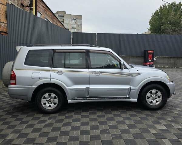 Сірий Міцубісі Паджеро, об'ємом двигуна 3 л та пробігом 396 тис. км за 7899 $, фото 3 на Automoto.ua