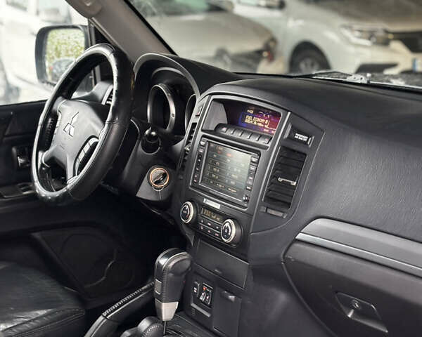 Сірий Міцубісі Паджеро, об'ємом двигуна 3.2 л та пробігом 235 тис. км за 10950 $, фото 10 на Automoto.ua