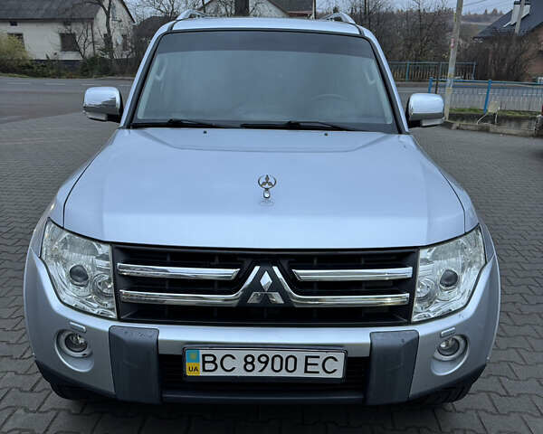 Серый Мицубиси Паджеро, объемом двигателя 3.2 л и пробегом 253 тыс. км за 12500 $, фото 1 на Automoto.ua