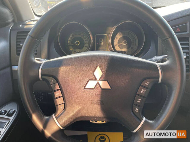 Сірий Міцубісі Паджеро, об'ємом двигуна 3.2 л та пробігом 260 тис. км за 15300 $, фото 14 на Automoto.ua
