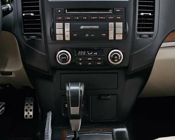 Сірий Міцубісі Паджеро, об'ємом двигуна 3 л та пробігом 187 тис. км за 11777 $, фото 63 на Automoto.ua