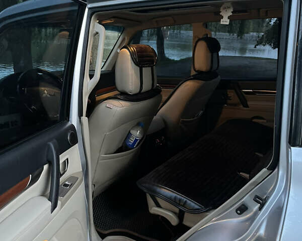 Сірий Міцубісі Паджеро, об'ємом двигуна 3 л та пробігом 237 тис. км за 10500 $, фото 6 на Automoto.ua