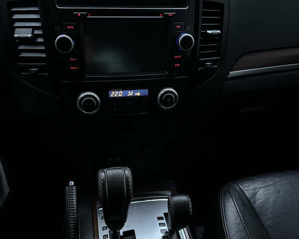 Серый Мицубиси Паджеро, объемом двигателя 3.2 л и пробегом 253 тыс. км за 12500 $, фото 15 на Automoto.ua