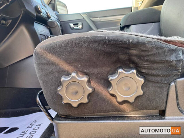 Сірий Міцубісі Паджеро, об'ємом двигуна 3.2 л та пробігом 260 тис. км за 15300 $, фото 11 на Automoto.ua