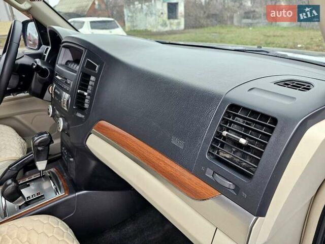 Сірий Міцубісі Паджеро, об'ємом двигуна 3 л та пробігом 187 тис. км за 11777 $, фото 35 на Automoto.ua