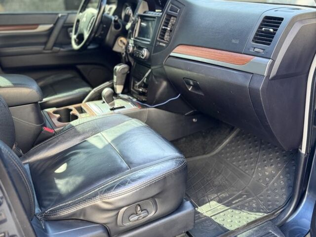 Серый Мицубиси Паджеро, объемом двигателя 3 л и пробегом 340 тыс. км за 10600 $, фото 3 на Automoto.ua