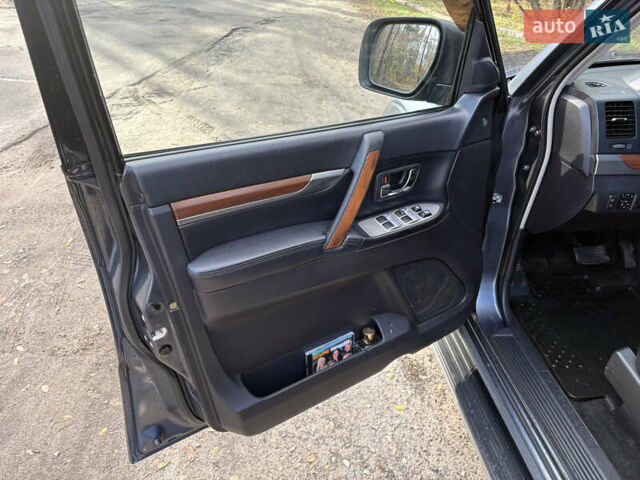 Мицубиси Паджеро 2008 в Чугуеве на Automoto.ua Серый Мицубиси Паджеро, объемом двигателя 2.97 л и пробегом 182 тыс. км за 11800 $, фото 12 на Automoto.ua