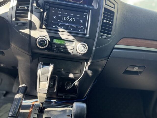 Серый Мицубиси Паджеро, объемом двигателя 3 л и пробегом 340 тыс. км за 10600 $, фото 4 на Automoto.ua