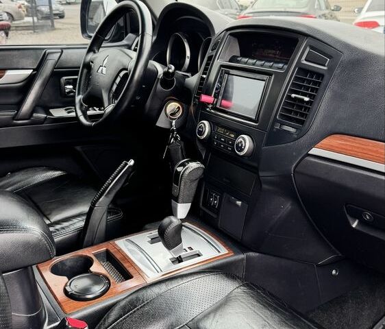 Сірий Міцубісі Паджеро, об'ємом двигуна 3 л та пробігом 191 тис. км за 9999 $, фото 17 на Automoto.ua