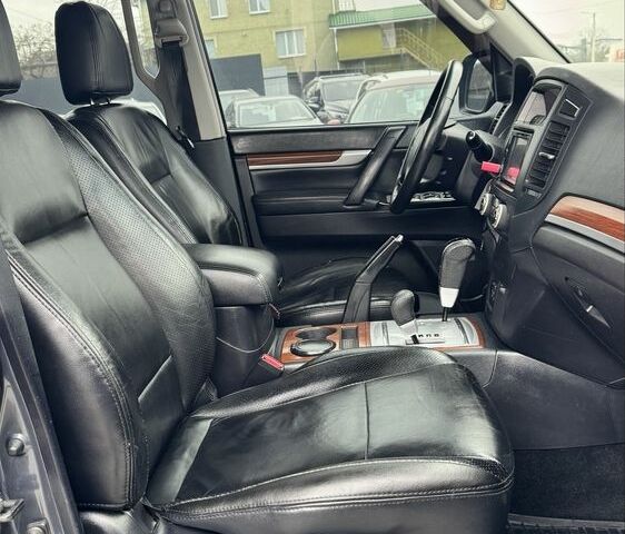 Сірий Міцубісі Паджеро, об'ємом двигуна 3 л та пробігом 191 тис. км за 9999 $, фото 19 на Automoto.ua