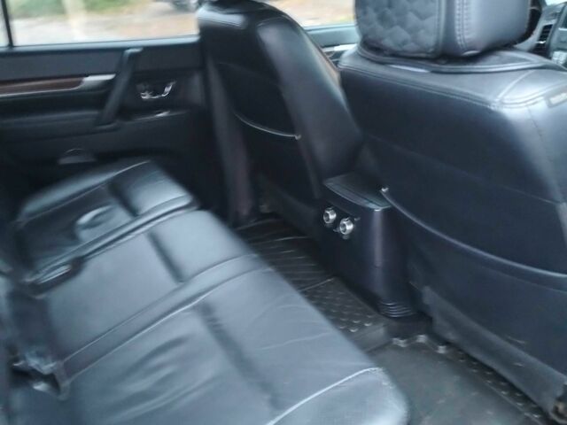 Сірий Міцубісі Паджеро, об'ємом двигуна 3 л та пробігом 270 тис. км за 14400 $, фото 2 на Automoto.ua