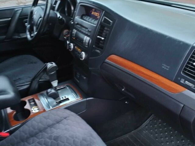 Сірий Міцубісі Паджеро, об'ємом двигуна 3 л та пробігом 270 тис. км за 14400 $, фото 4 на Automoto.ua